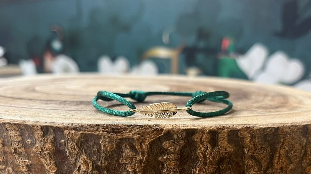 Armbandje met veer
